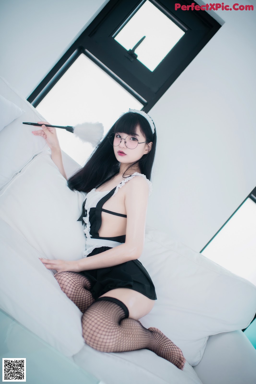 View - Jeong Jenny 정제니, [BLUECAKE] – WHITE – Set.01 - ArtXGirl.com